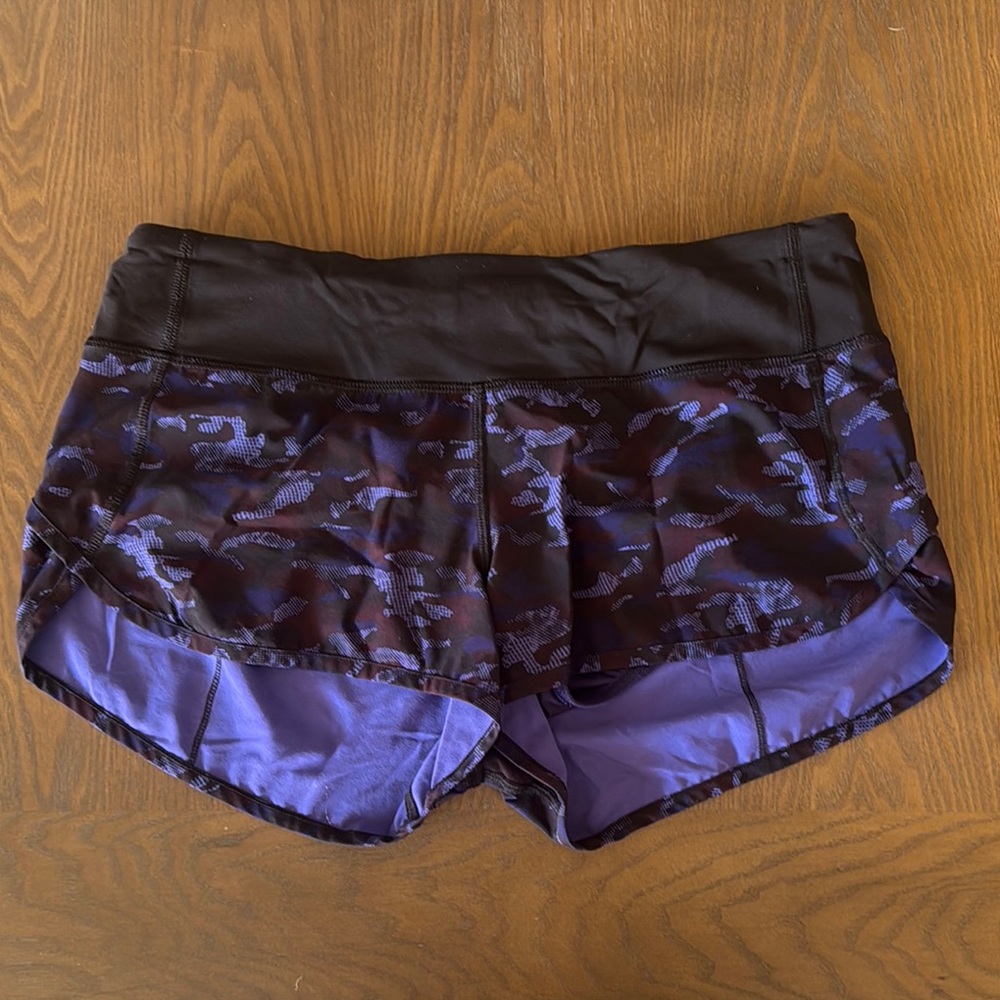 🍋Lululemon Women's Black and Purple Camo 2.5” Shorts
